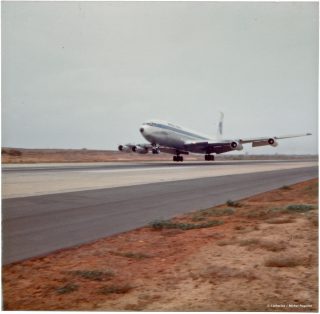 Boeing 707 landing. Boeing 707 landing.