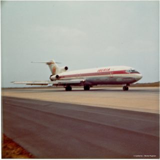Boeing 727 on landing, reverse set. Boeing 727 on landing, reverse set.