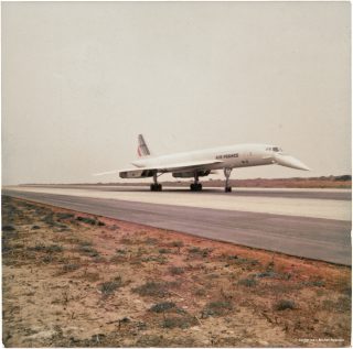 Concorde taxiing, a few seconds after landing. Concorde taxiing, a few seconds after landing.
